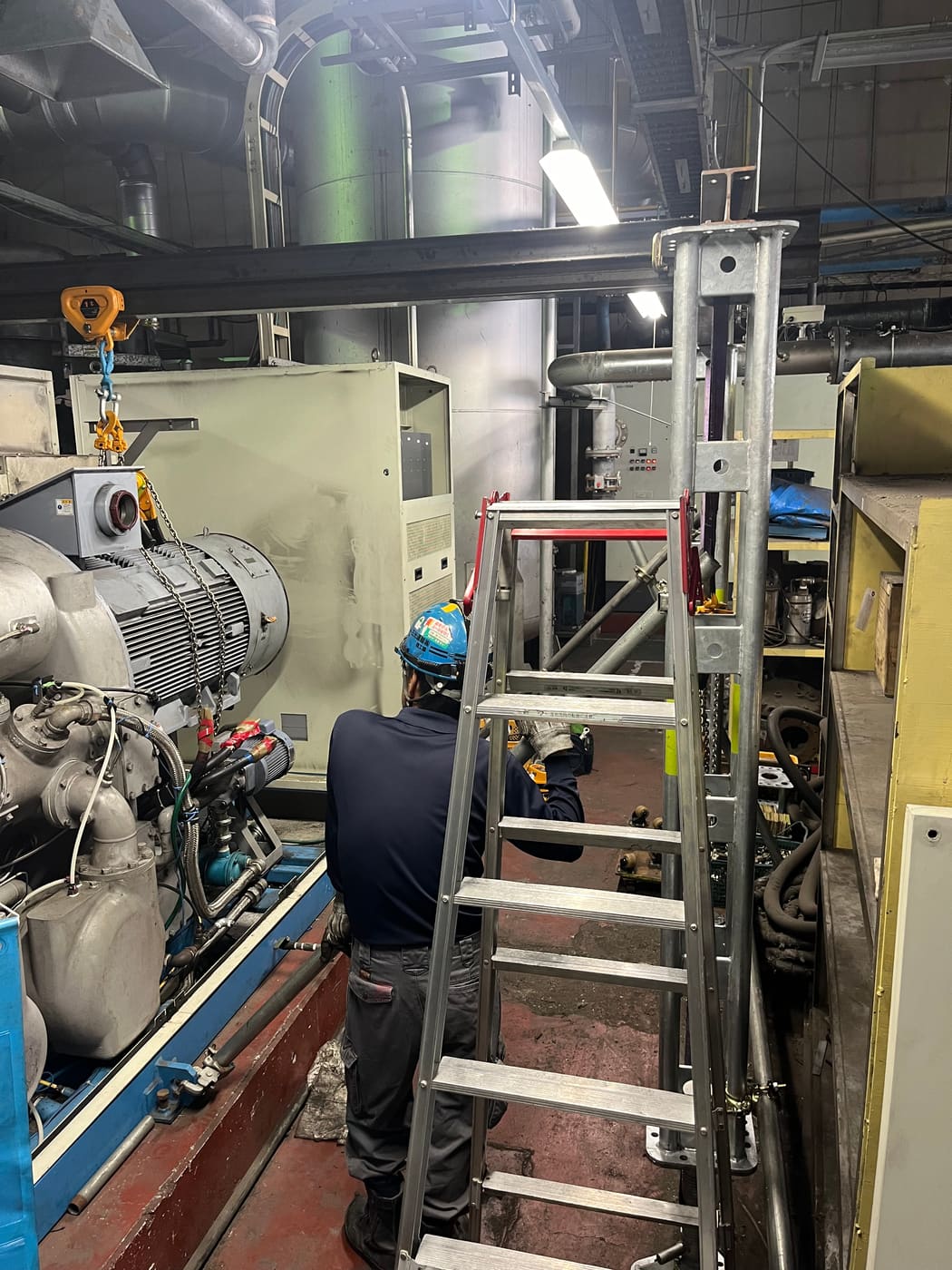 機械室での現地整備作業